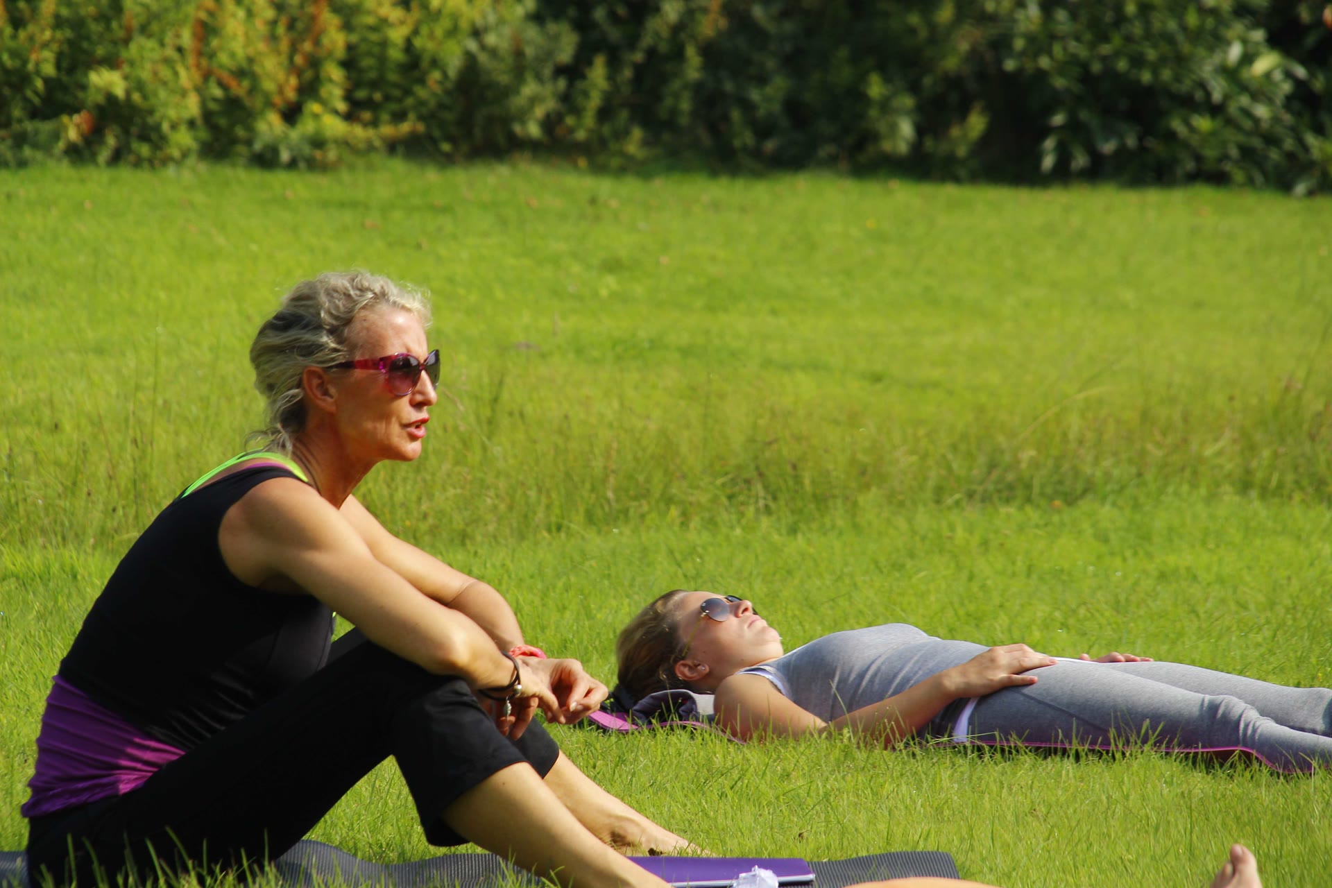 Outdoor-Heilarbeit auf einer Wiese